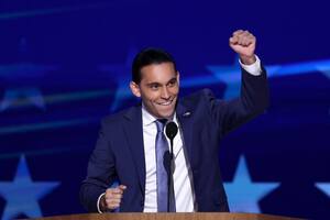 El influencer latino Carlos Eduardo Espina saluda durante el tercer día de la Convención Nacional Democrática, el 21 de agosto en Chicago