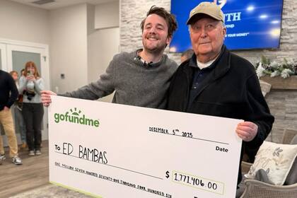 El influencer le entregó el cheque millonario al veterano para que pueda retirarse