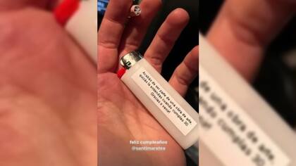 El influencer regalo cigarrillos de marihuana con un encendedor que contenía una inscripción
