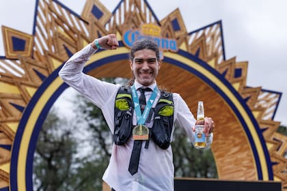 El influencer "runner con corbata" disfrutó de su gold moment post carrera.