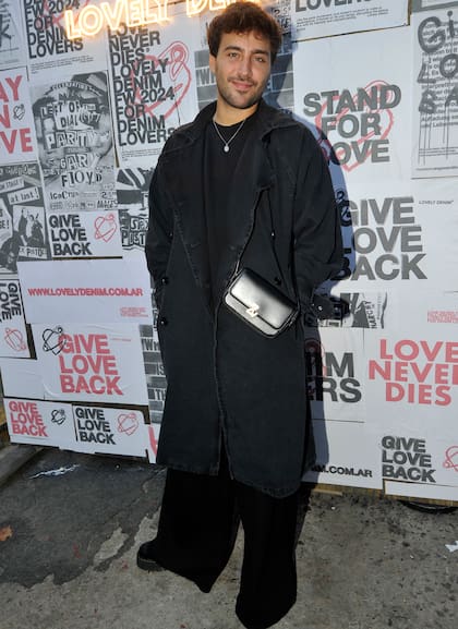 El influencer y periodista Lizardo Ponce se sumó a la iniciativa. Para la noche eligió un look total black