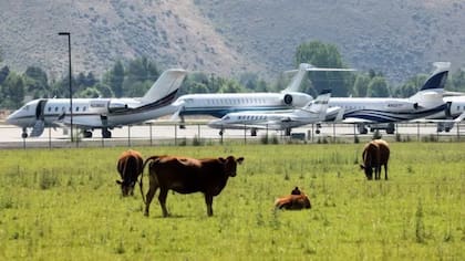 El informe dice que las personas más ricas del mundo están gastando demasiado dinero en transporte, por ejemplo, con aviones privados