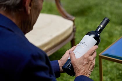 El ing. Alberto Arizu con uno de los vinos de la colección.