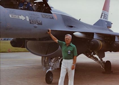 El ingeniero aeronáutico Harry Hillaker fue el diseñador del modelo F-16 para la General Dynamics