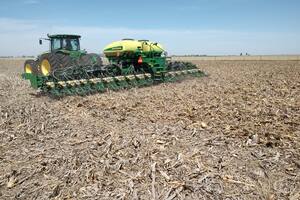 El ingeniero agrónomo Mariano Giordano comenzó hoy la siembra de soja sobre rastrojo de maíz