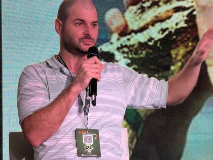 El ingeniero agrónomo Navier Picco, asesor y miembro de la Regional Videla de Aapresid, presentó los resultados de una encuesta: “El 60% de los productores y técnicos contestaron que la superficie bajo labranza está en torno al 50%. Hacia el norte aumenta, hacia el sur disminuye”