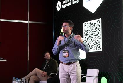 El ingeniero agrónomo Santiago Álvarez Prado abordó el caso particular del maíz tardío y el impacto que tiene la elección del cultivo de servicios antecesor, los híbridos, la nutrición y el manejo de enfermedades sobre el rendimiento de ese grano