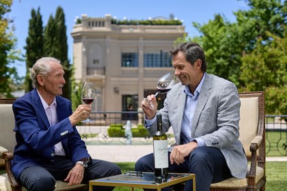 El ingeniero Alberto Arizu y su hijo Alberto (h) en Finca El Paraíso.