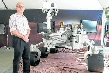 El ingeniero argentino Miguel San Martín, junto al robot de seis ruedas, antes de ser lanzado en 2011