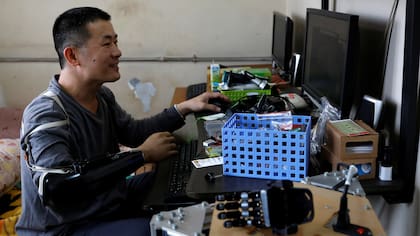 El ingeniero Chang Hsien-Liang, de 46 años, dibuja un diseño para un modelo de impresión 3D de una mano en Tainan, Taiwan