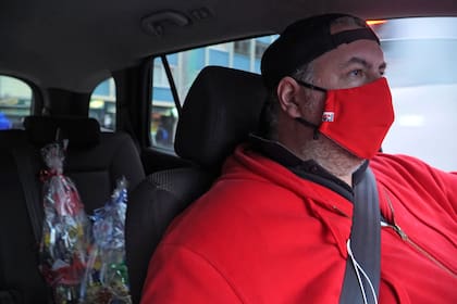 El ingeniero chileno Pablo Martínez conduce su automóvil para entregar regalos personalizados como parte de una nueva empresa que comenzó con su esposa después de ser despedido de su trabajo debido a la pandemia de coronavirus en Santiago el 20 de junio de 2020