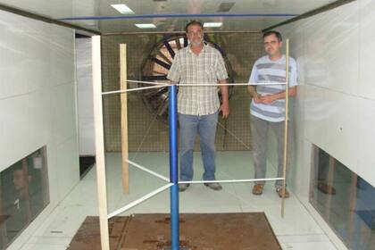 El ingeniero Covas probando el modelo a escala del aerogenerador de eje vertical en el túnel de viento de Resistencia, Chaco, junto con su constructor José Raush