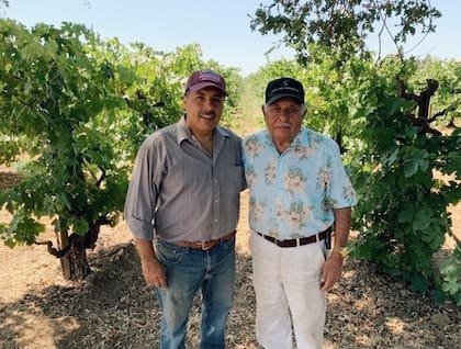 El ingeniero de la NASA, José Hernández Moreno, junto a su padre, Salvador Hernández