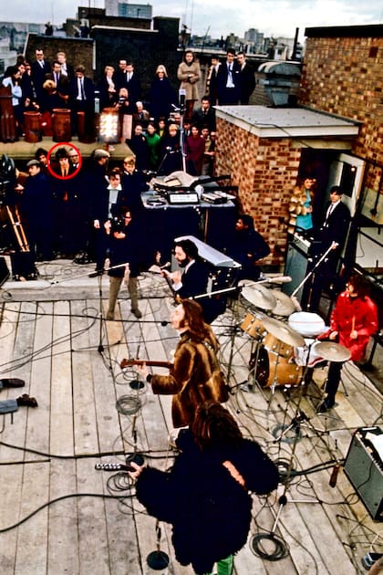 El ingeniero de sonido británico Alan Parsons (marcado con un círculo rojo) fue parte del mítico concierto de The Beatles en la terraza de Apple Records. Este 30 de enero se cumple el 56° aniversario de aquel hito en la historia de la música