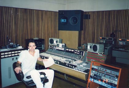 El ingeniero de sonido Oscar Giménez en los estudios CBS, de la calle Paraguay al 1500, en los años 80