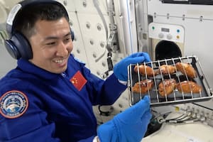 Astronautas cocinaron pollo y carne al horno en la estación espacial china
