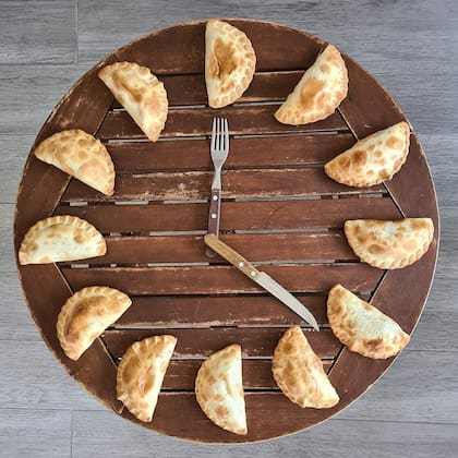 El ingeniero empezó con empanadas y después incorporó postres y facturas clásicas de la cocina argentina.