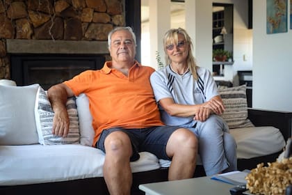 El ingeniero Juan Carlos Savoia y la arquitecta Silvana Lacampagne en su casa, donde la luz se cortó todos los días desde comienzos de la semana