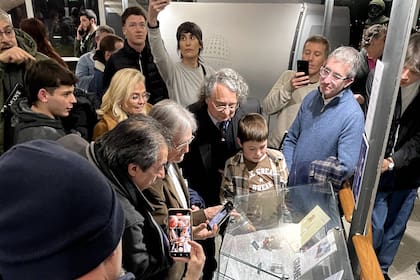El ingeniero Maubré observa en el Museo del Planetario los prototipos de sus propios instrumentos controladores de presión que diseñó para la misión Apolo 11 de la NASA