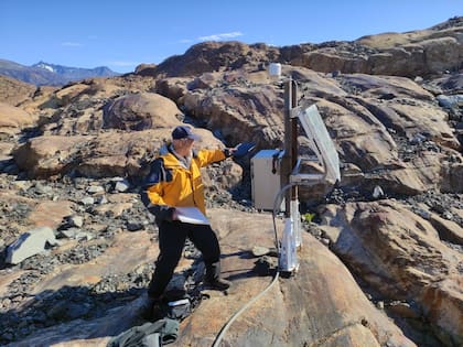 El ingeniero Pedro Skvarca durante su última visita a la estación meteorológica ubicada en el promontorio del margen este del glaciar Viedma