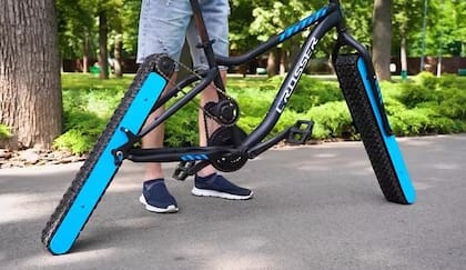 El ingeniero ucraniano Sergii Gordieiev volvió a inventar una peculiar bicicleta (Foto:The Q, YouTube)