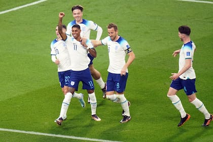 El inglés Marcus Rashford festeja el quinto gol de su equipo ante Irán, en el partido más largo del Mundial hasta ahora