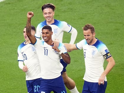 El inglés Marcus Rashford festeja el quinto gol de su equipo ante Irán, en la primera fecha