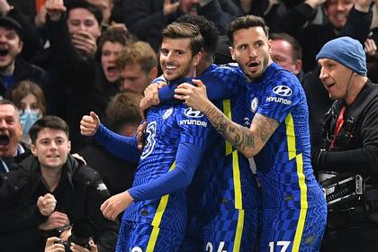 El inglés Mason Mount festeja con su compañero Saúl Ñíguez el primer gol de Chelsea, que apenas pudo empatar con Everton en Stamford Bridge, por la Premier League.
