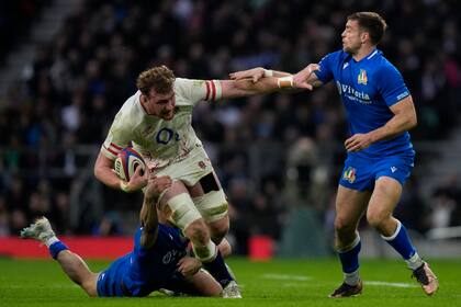 El inglés Ollie Chessum busca quitarse de encima a Tommaso Menoncello, durante el partido entre Inglaterra e Italia