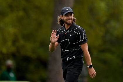 El inglés Tommy Fleetwood, de 30 años, saluda luego de hacer un hoyo en uno en el Masters de Augusta.