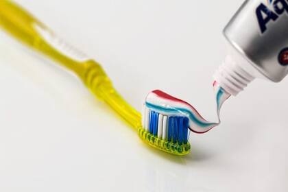 El ingrediente casero que ayuda a eliminar los rayones del auto es un esencial de higiene personal en casi todos los hogares
