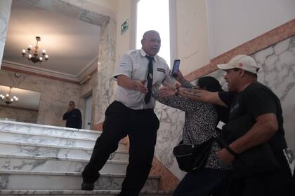 El ingreso a la fuerza al edificio tuvo lugar después de más de una hora sin lograr ser atendidos