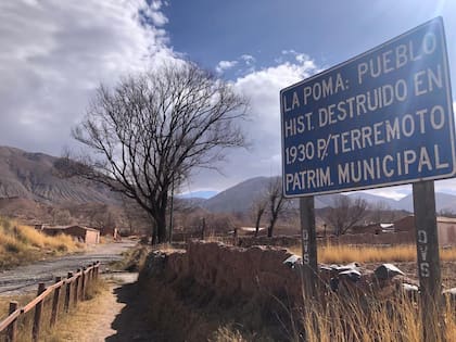El ingreso a La Poma Vieja. En el cartel se puede leer: "Pueblo histórico destruido en 1930 por terremoto. Patrimonio municipal"