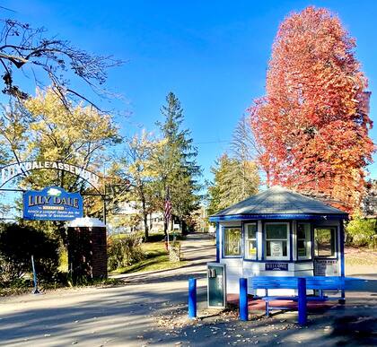 El ingreso a Lily Dale, el pueblo cercano a la ciudad de Buffalo que se fundó en 1879 por espiritistas