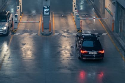 El ingreso a los estacionamientos puede generar problemas de tránsito si el aviso de la maniobra no es claro