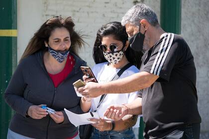 El ingreso a los estadios en la Liga del Sur requiere pasar la prueba de "limpieza": hace falta estar en verde en la aplicación que controla la policía