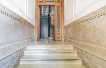 El ingreso al edificio donde reside actualmente Cristina Fernández