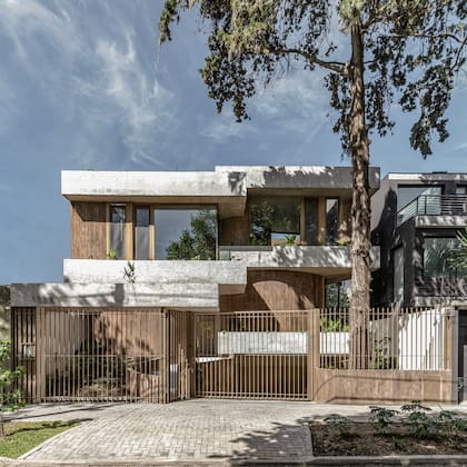 El ingreso de la casa está elevado 1,50 metro, permitiendo incorporar un garaje, lavadero y sala de máquinas 1,50 metro hacia abajo.