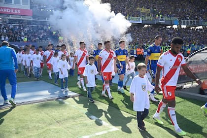 El ingreso de los equipos de Boca Juniors y River Plate en el estadio Mario Alberto Kempes