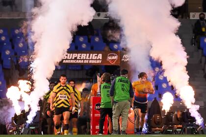 El ingreso de Peñarol y de Jaguares XV a la cancha del estadio Charrúa, de Montevideo, para definir la Superliga Americana.