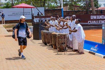 El ingreso de Trungelliti a la final de Kigali, Ruanda, acompañado por un espectáculo cultural local