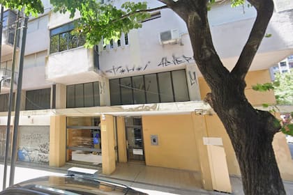 El ingreso del edificio del departamento que, en un 33%, habría recibido Manuel Adorni como herencia de su padre, en La Plata