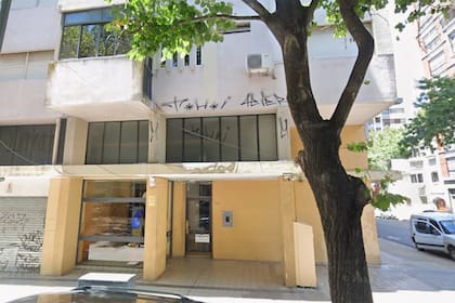 El ingreso del edificio del departamento que, en un 33%, habría recibido Manuel Adorni como herencia de su padre, en La Plata
