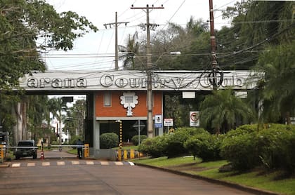 El ingreso del exclusivo country en el que se supone que vivía Pérez Corradi en Paraguay