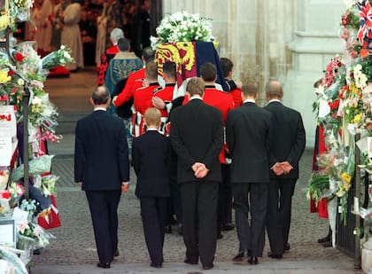 El ingreso del féretro de Diana a la abadía de Westminster