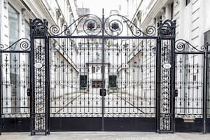 El pasaje porteño en forma de L con una enigmática torreta de dos pisos coronada por un reloj una y lanza