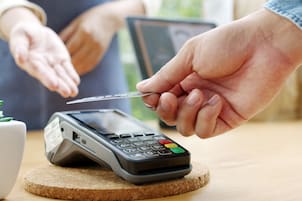 Más gasto, menos plata y tarjetas en rojo, el lado B del mundo del trabajo argentino