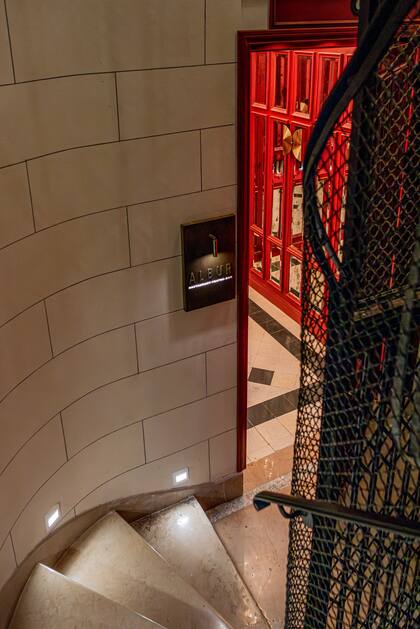 El ingreso por la planta baja mantiene el ascensor y escaleras originales del edificio.