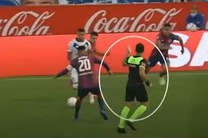 En un clima tenso e insultado por todo el estadio, la inesperada reacción del árbitro en Vélez-San Lorenzo