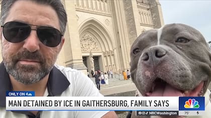 El inmigrante detenido posa en una foto familiar junto a su perro Duke
